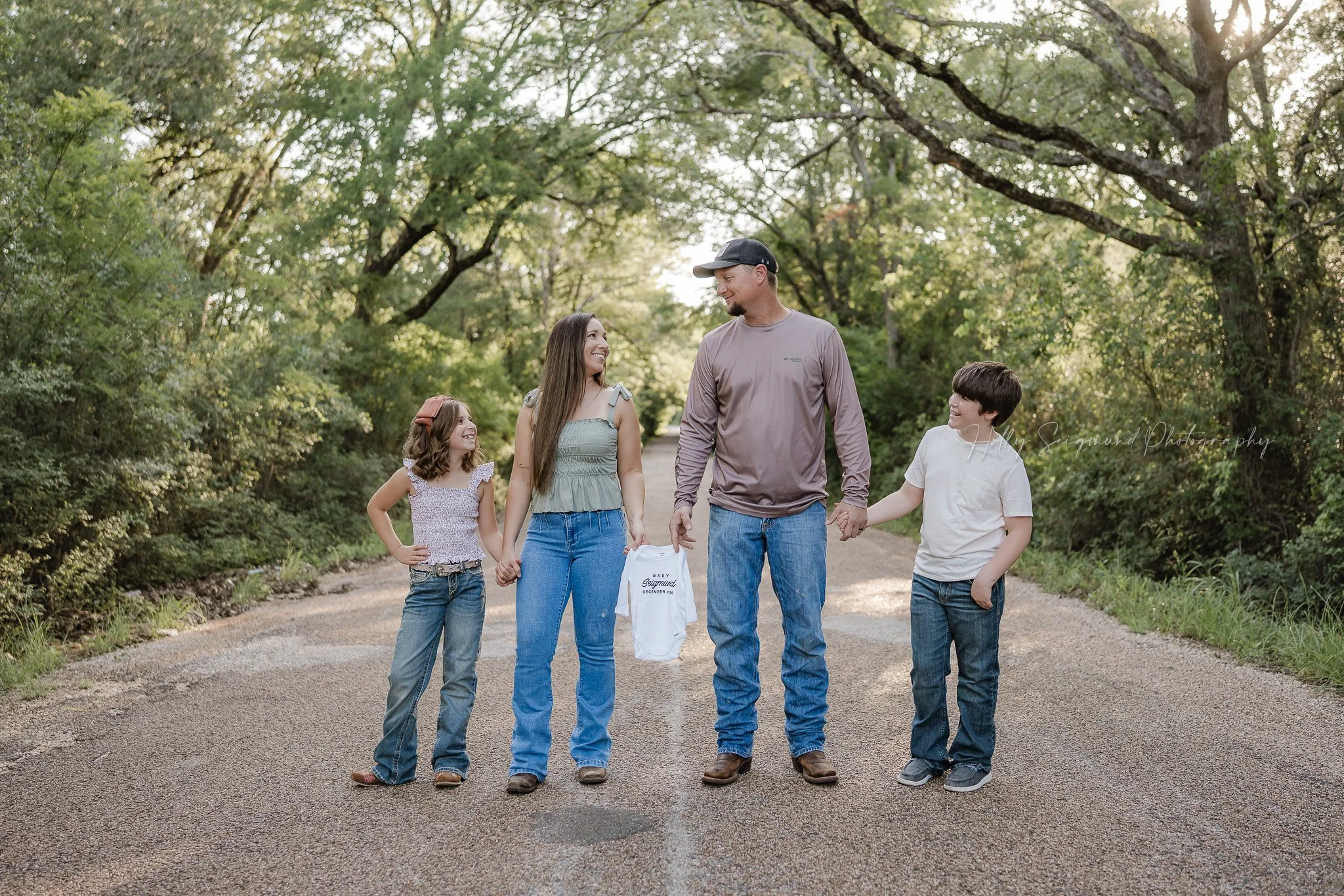 08-family-maternity-announcement-photos-lexington-texas.jpg