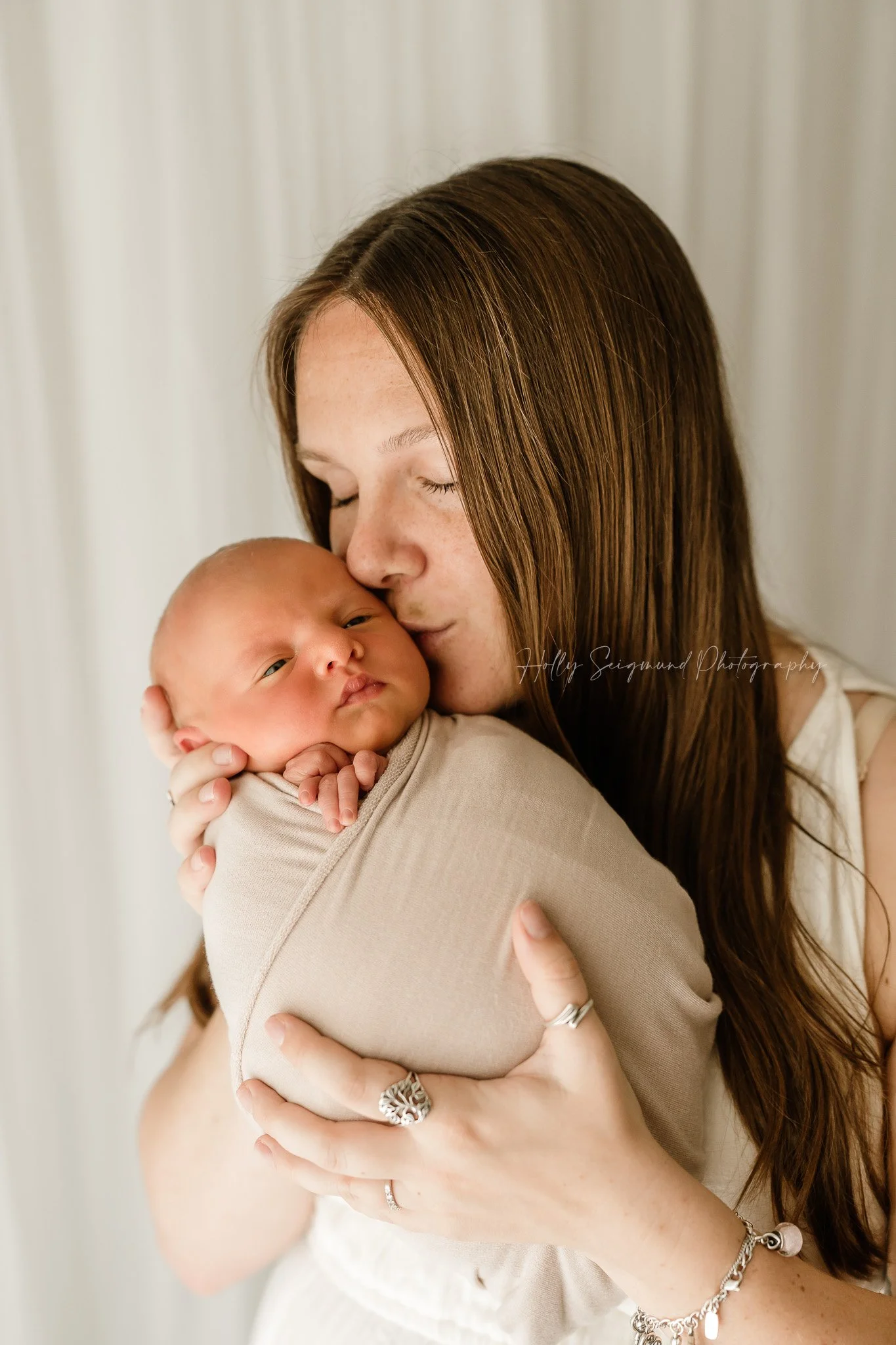 78947-newborn-photographer-lifestyle.jpg