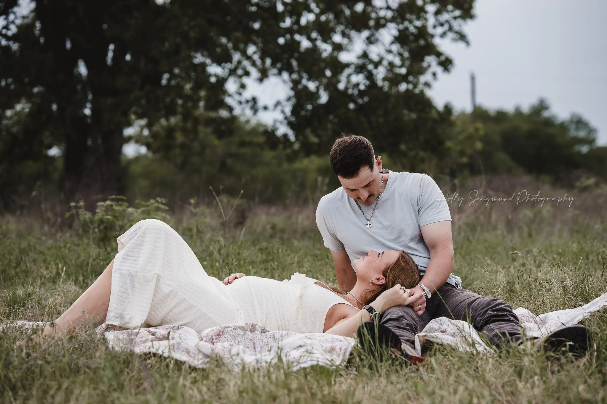 06-central-texas-maternity-session-in-field.jpg