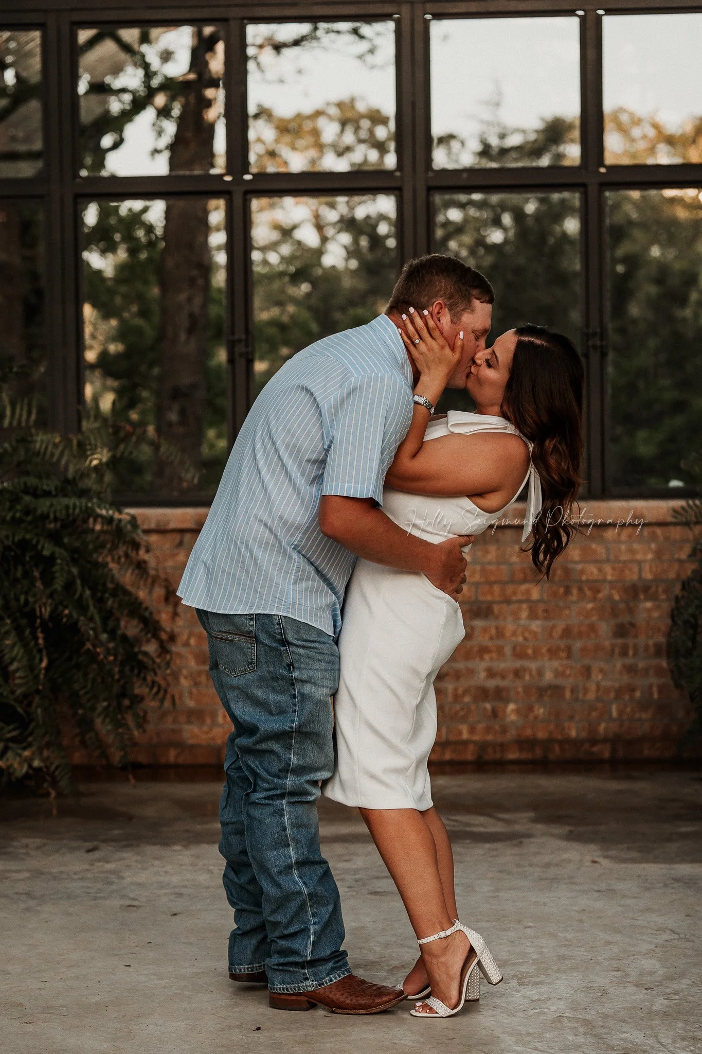 05-blue-conservatory-engagement-lee-county-texas.jpg