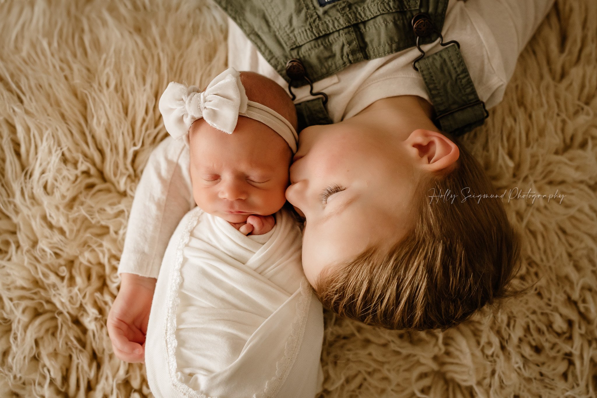 78947-studio-newborn-sibling-photos.jpg