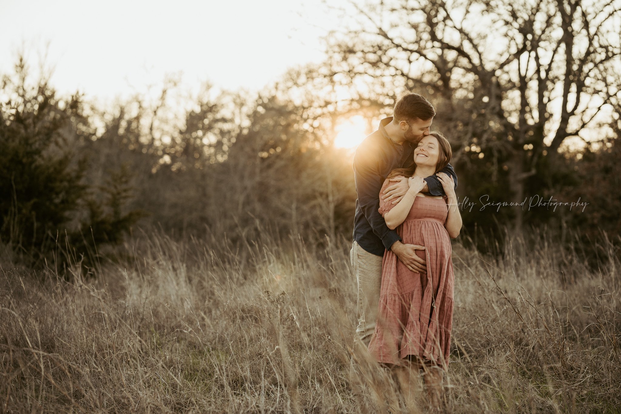 02-central-texas-grassy-field-maternity.jpg