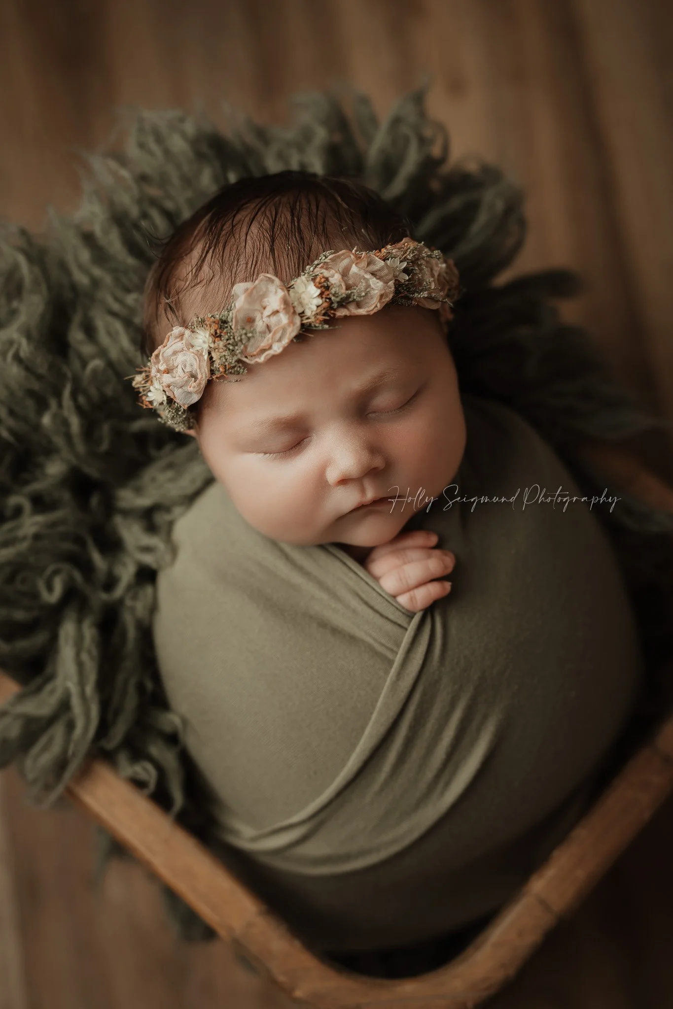 newborn girl with a floral crown 78947