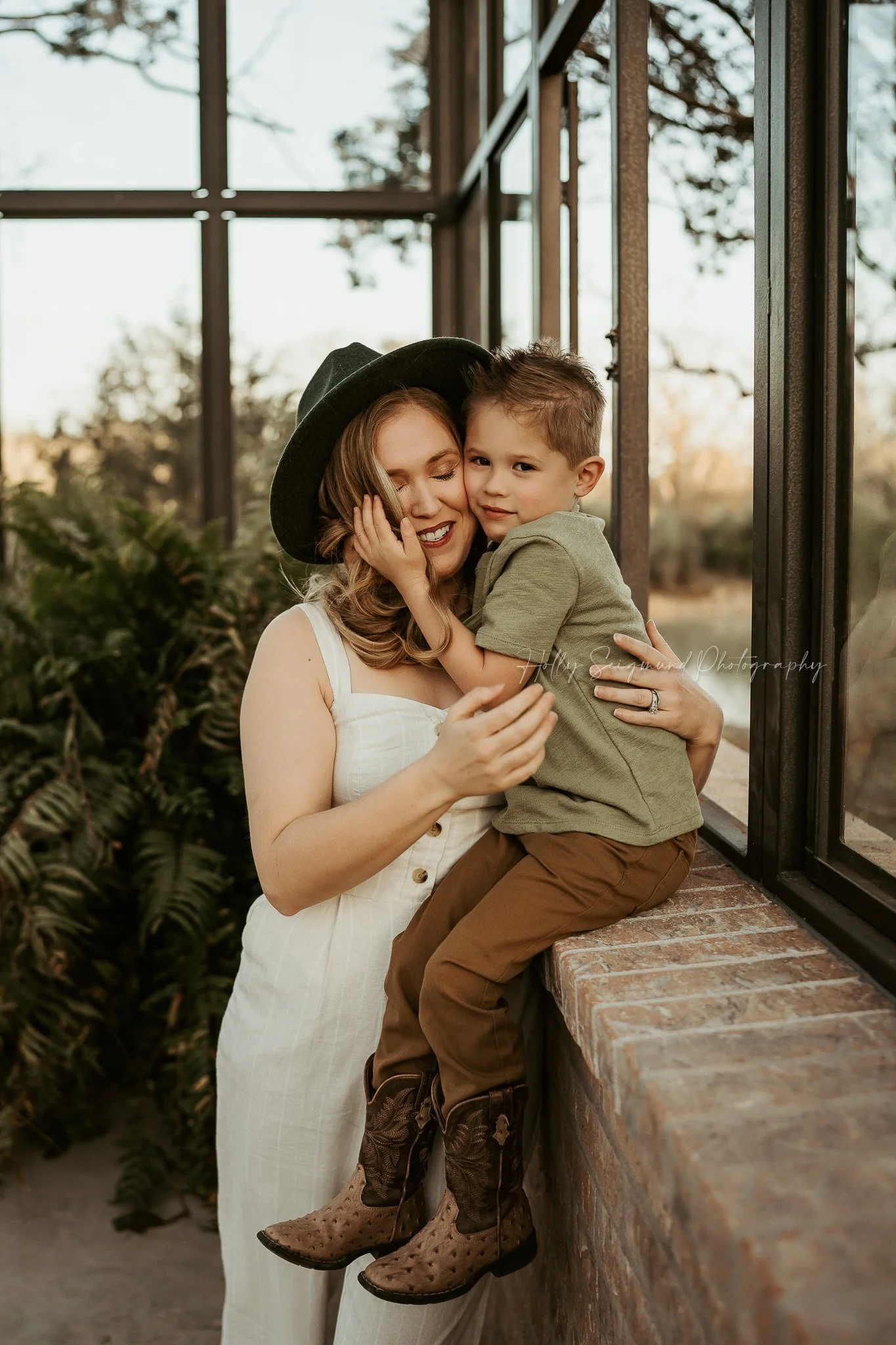 01-austin-area-family-photographer-blue-conservatory.jpg