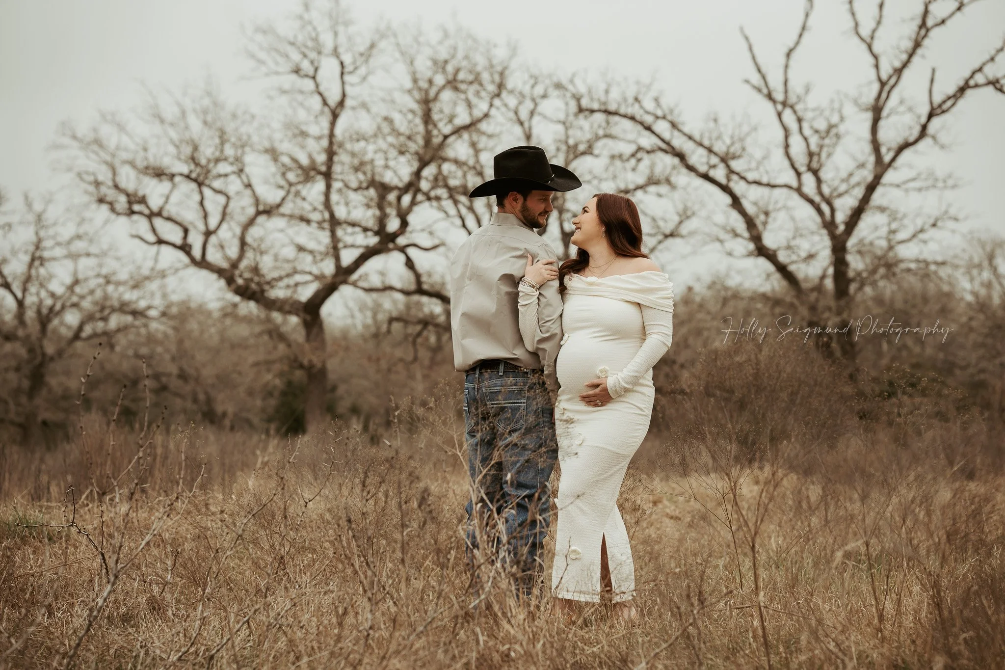 central-texas-country-western-theme-maternity-photographer.jpg