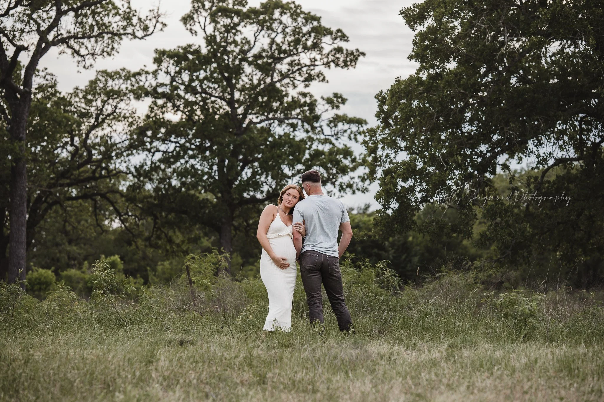 06-couples-maternity-session-field-central-texas.jpg