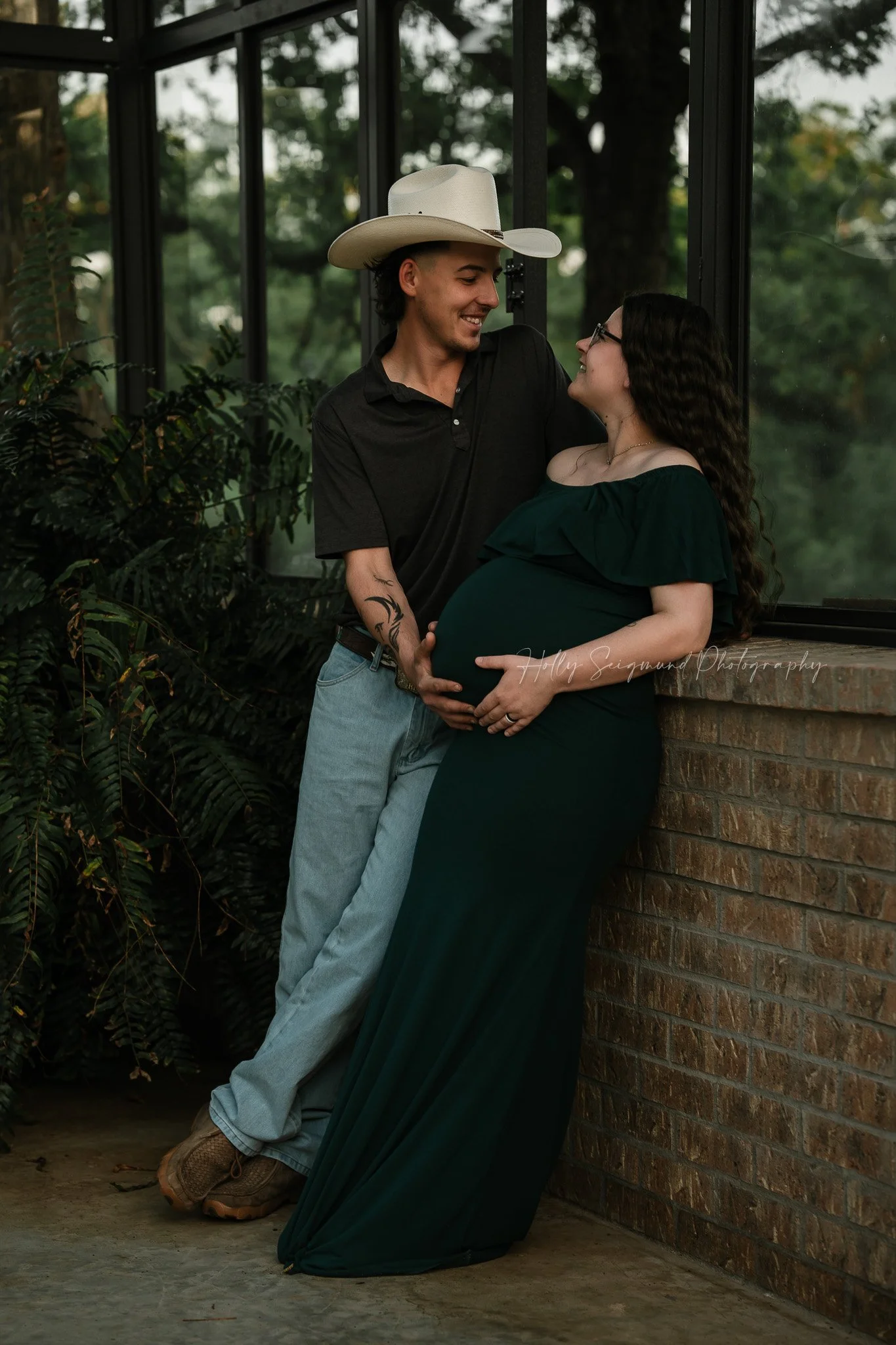 05-blue-conservatory-maternity-session-lee-county-texas.jpg