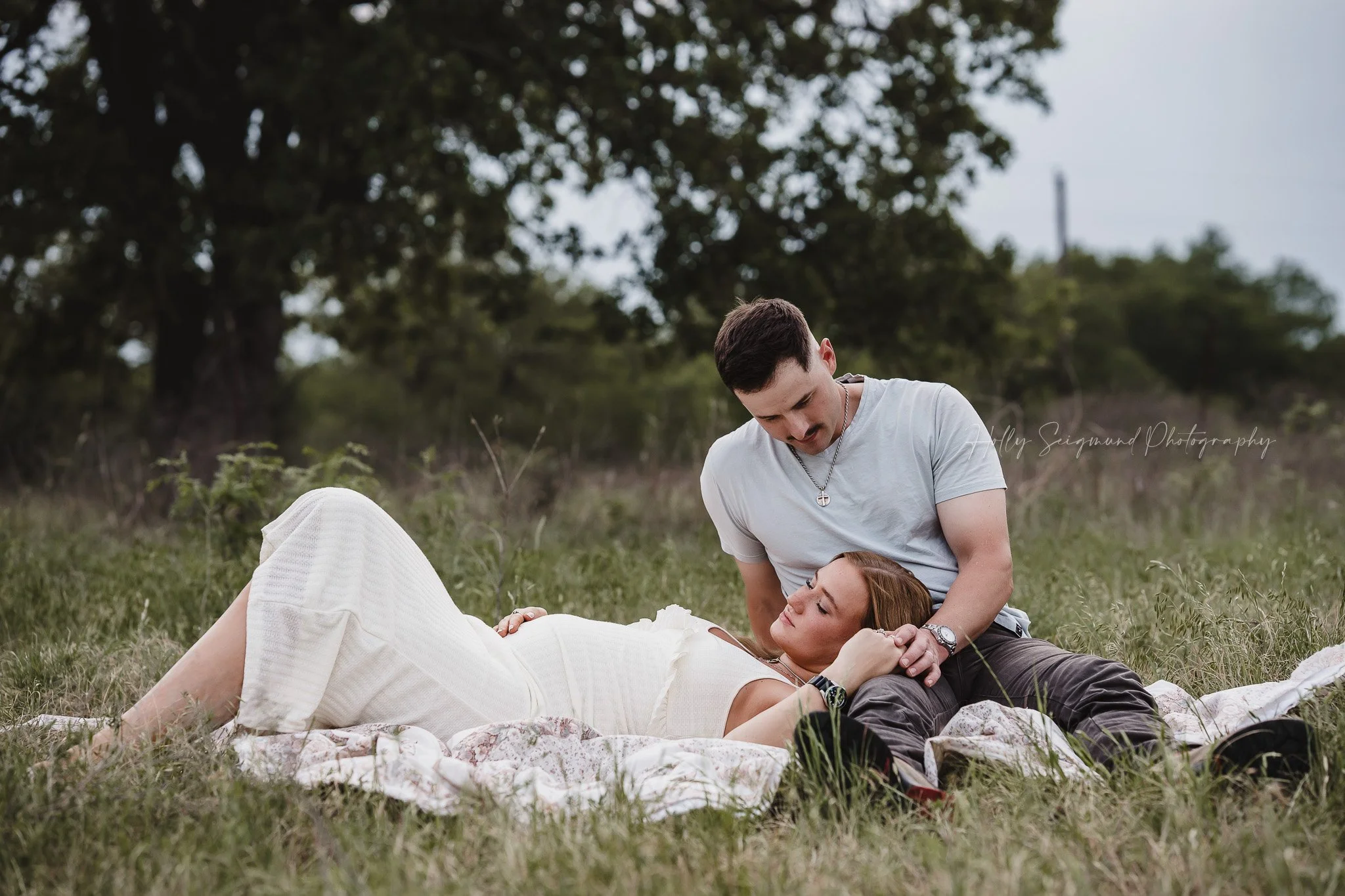 06-field-maternity-session-central-texas.jpg