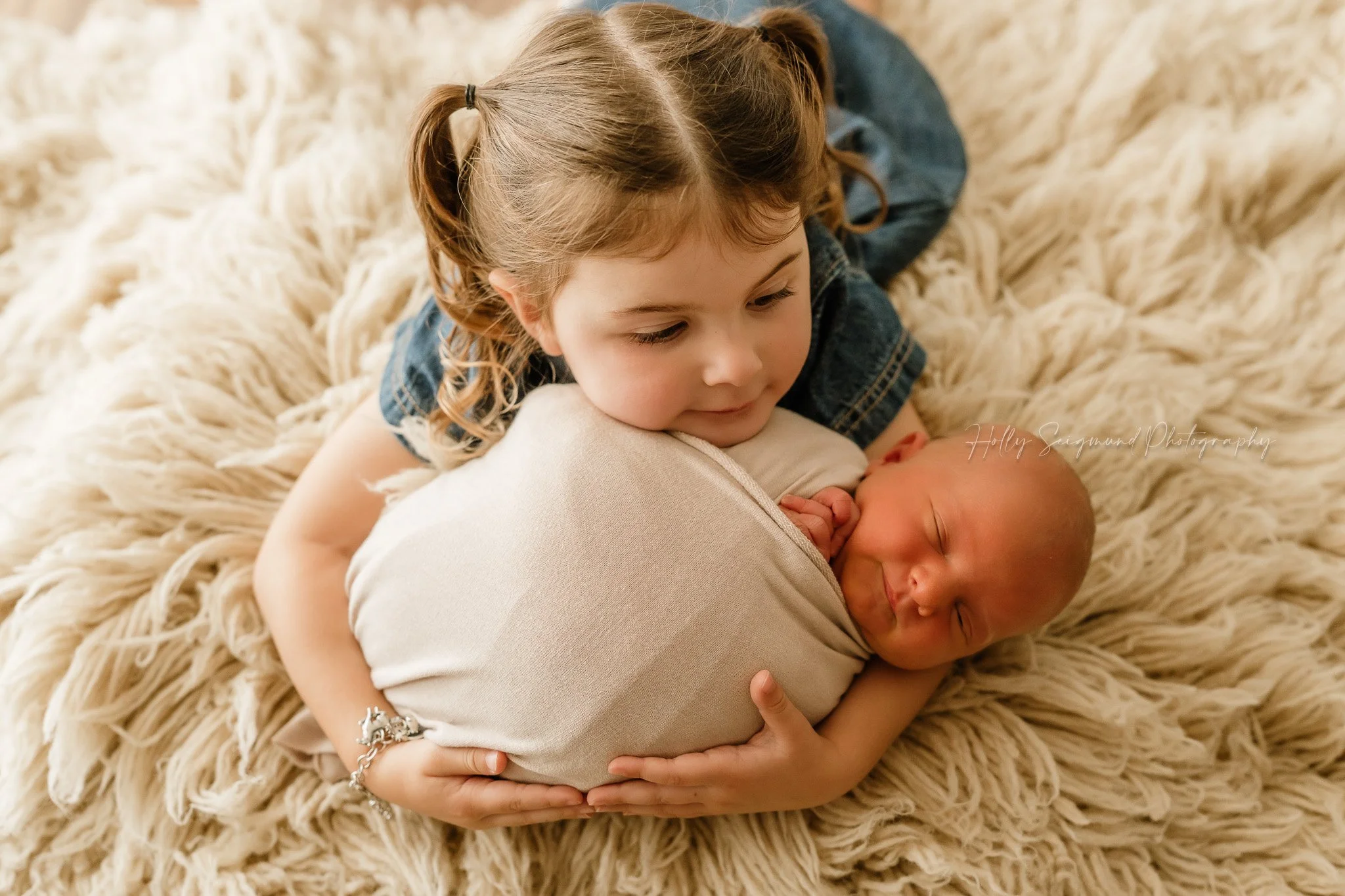 78947-newborn-photography-sister-session.jpg
