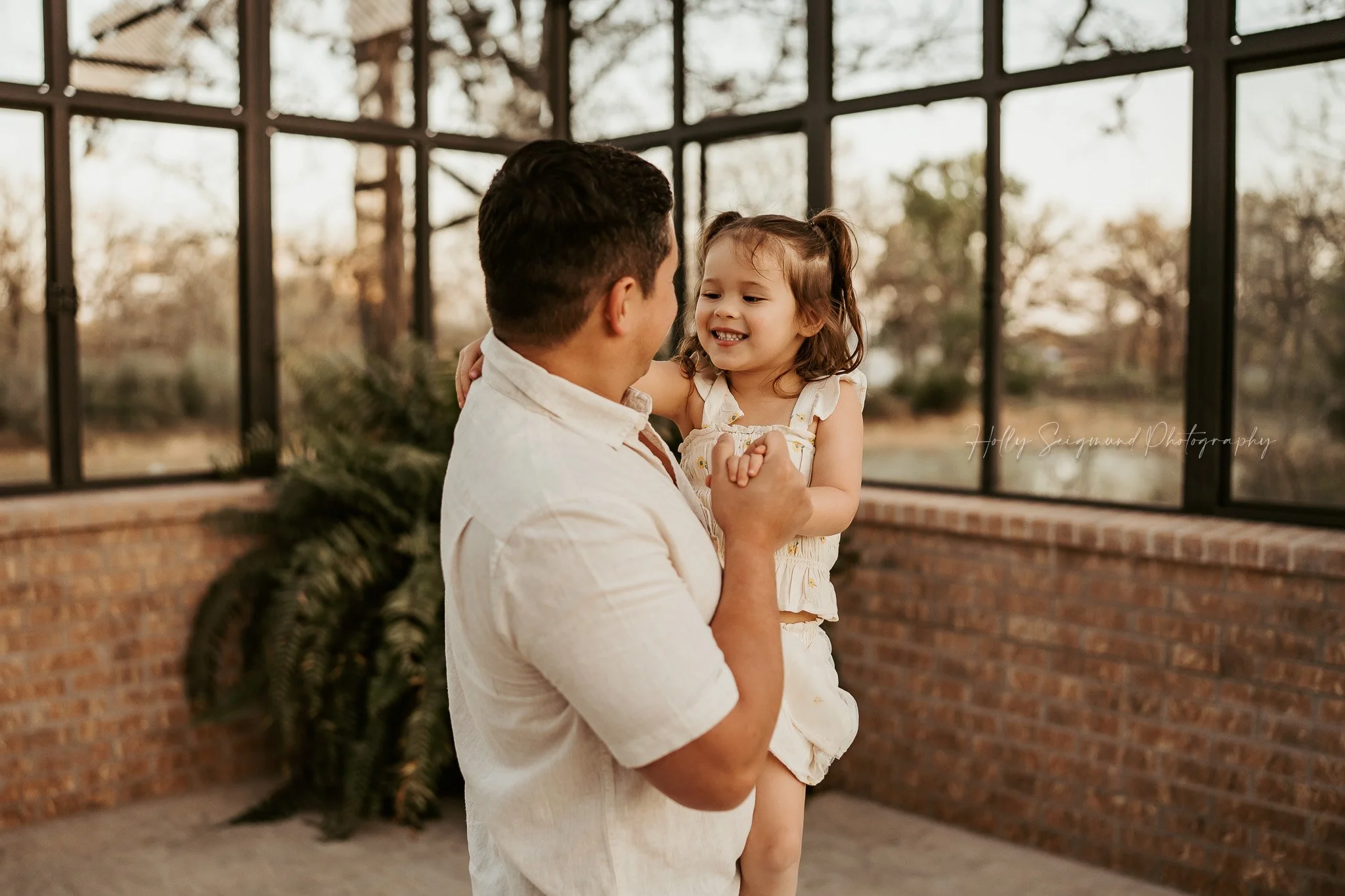 01-hutto-texas-family-photography-blue-conservatory.jpg
