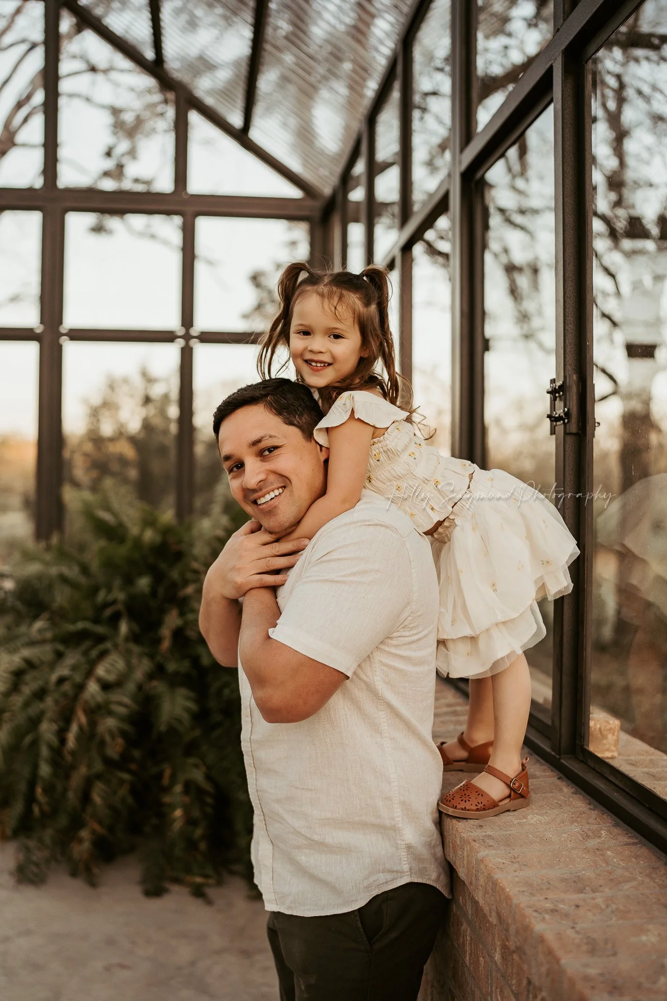 01-central-austin-texas-family-photography-blue-conservatory.jpg