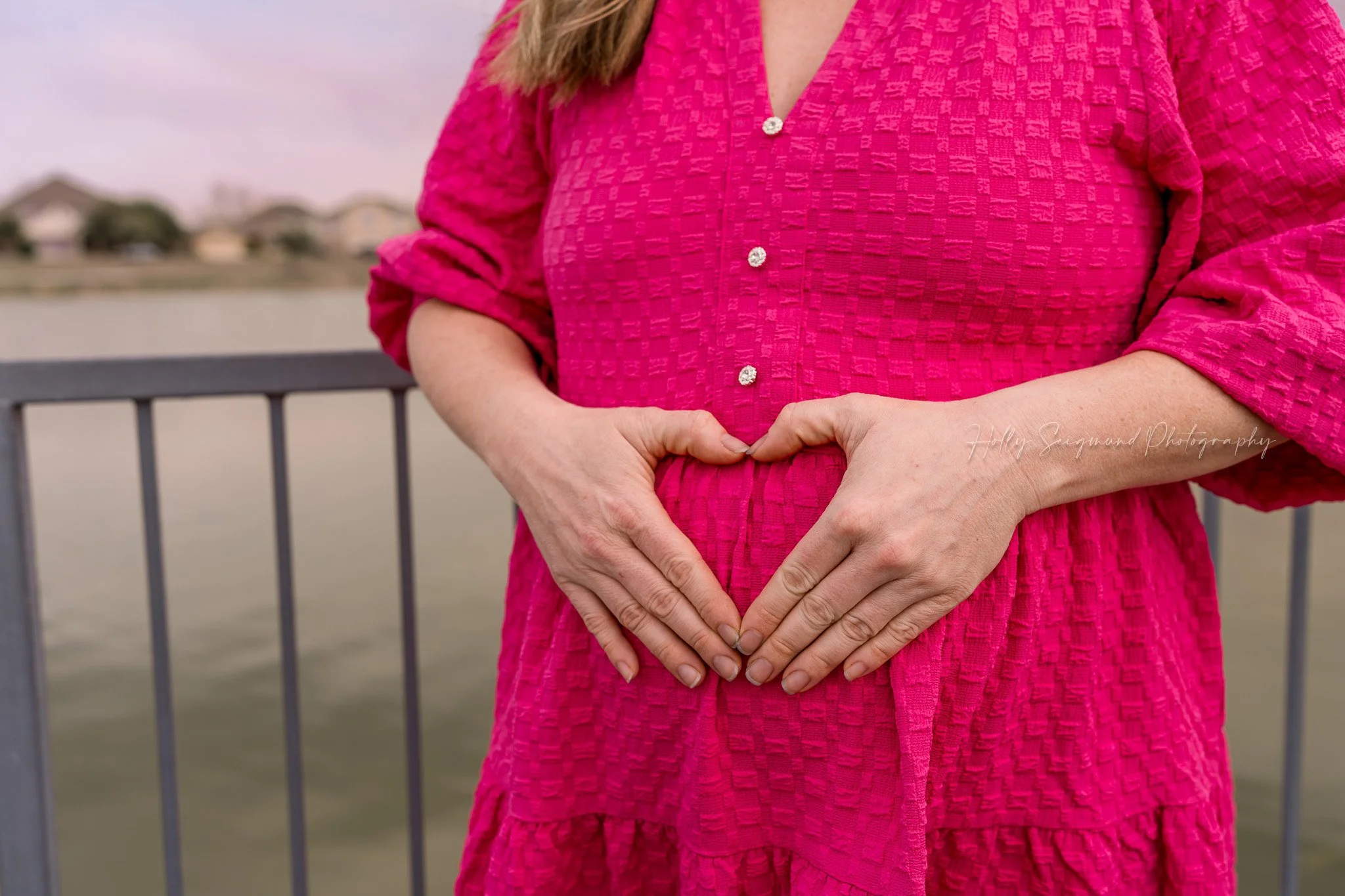 03-central-texas-maternity-pink-sunset-heart.jpg