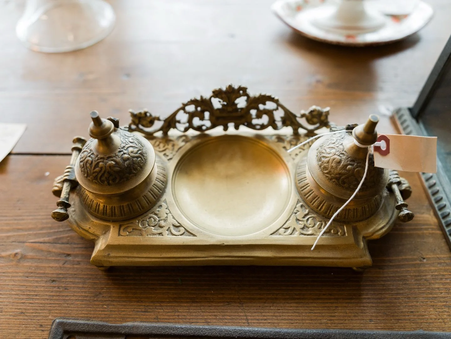 A little Victorian drama for your desk✨

Late 19th century ornate brass double inkwell, all swirling scrollwork and old-world charm - made for love letters, ledgers, and a slower kind of writing.✍️