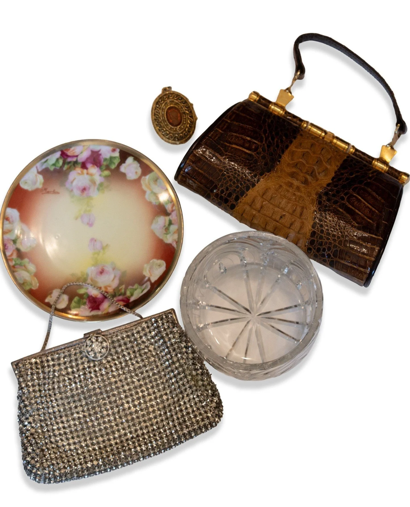 Still need a gift for mom? We've got beautiful things under $50 - vintage jewelry, delicate china, botanical prints. Come see us.⁠👛⁠