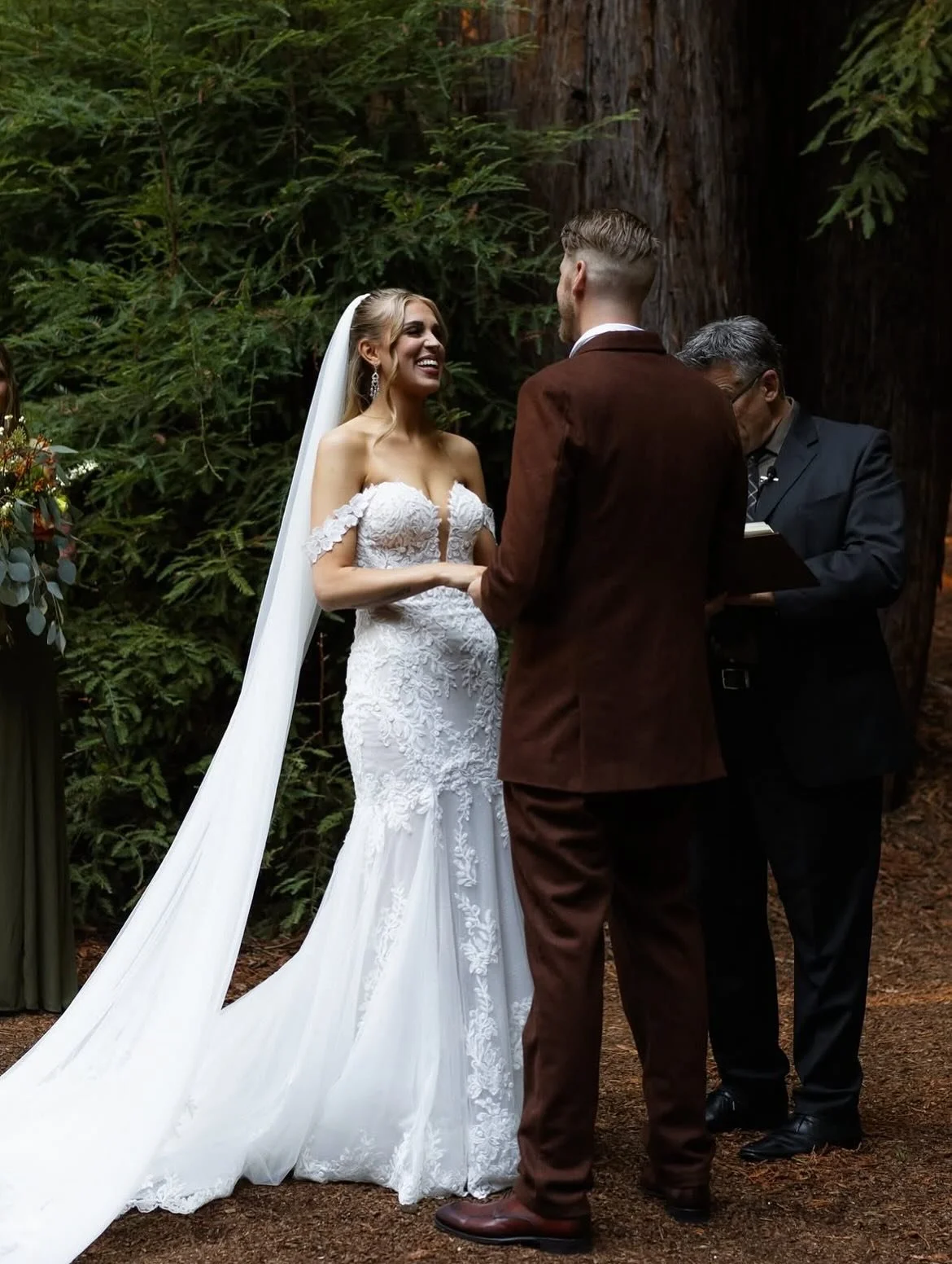 Our gorgeous bride @alexandrabiscotti ✨ She took our breath away in her gown - finished with custom drop sleeves made just for her. A dream from every angle.

#sacramentoalterations #sacramentofavorites #bridalalterations #weddingdressalterations #br