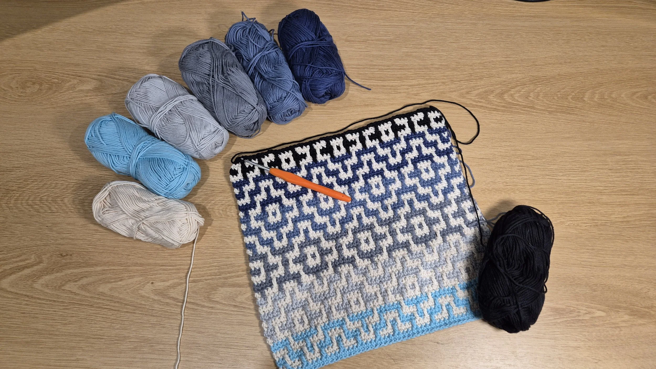 Infinity mosaic pattern in Liesel's Loop 4 ply cotton