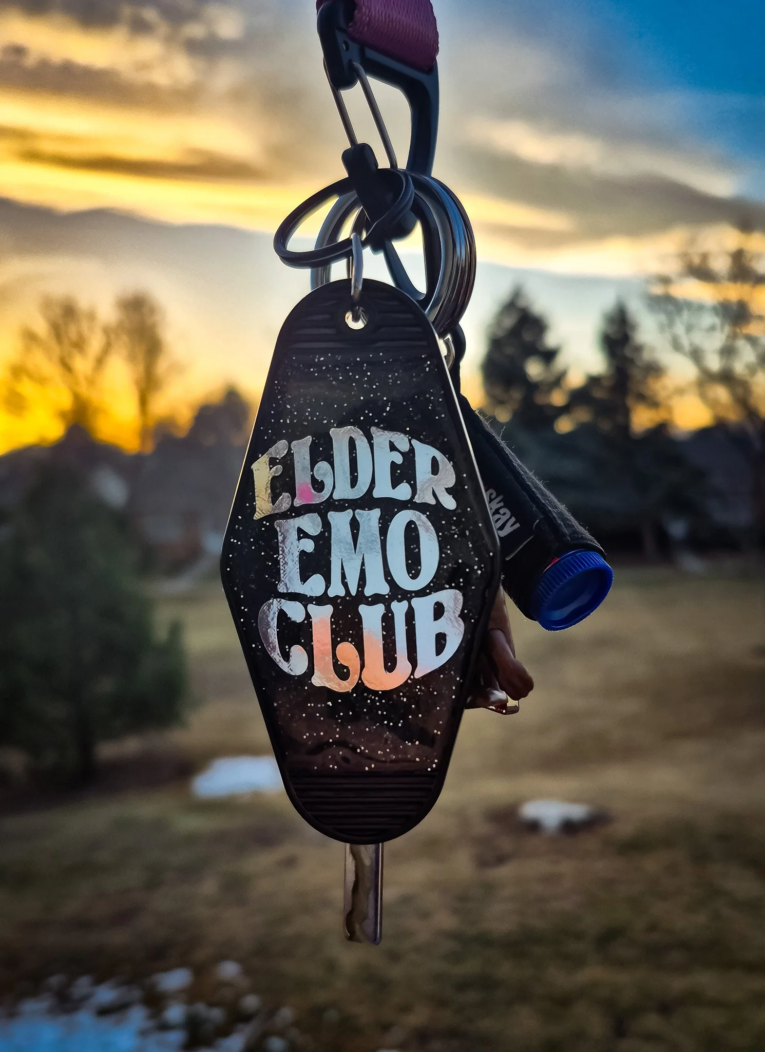 Elder Emo Club – Black Glitter Motel Keychain