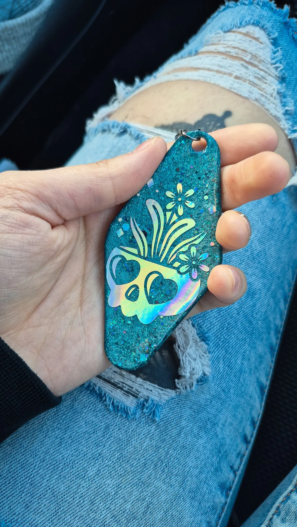 Skull Garden – Holographic Skull Glitter Resin Motel Keychain