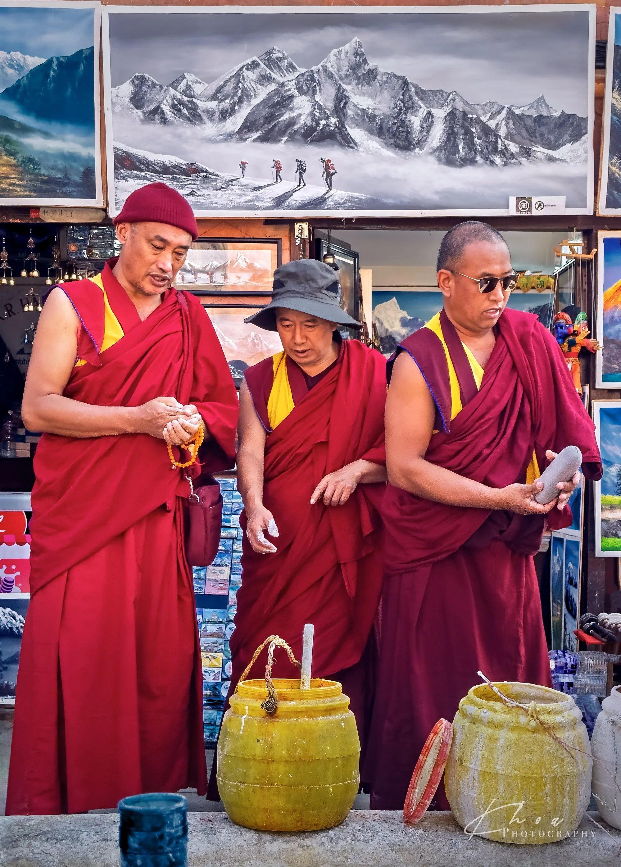 Munks in Swayambhunath Tempel, Kathmandu, Nepal
(Apple Iphone 15 Pro Max | 6.7 MM | F 1.8 | 1/1200 S | ISO 64)