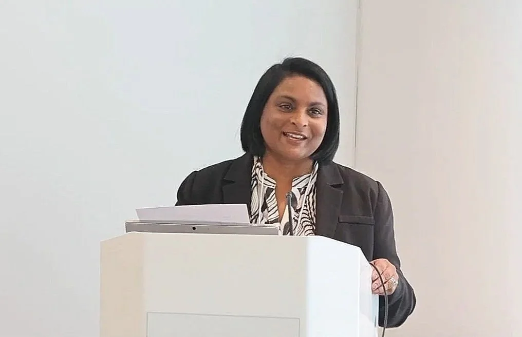 Photo of Lynette Edwards presenting at a workshop. She specializes in conflict resolution, mediation, and conflict management coaching. She brings diverse international experience to facilitate effective dispute management.