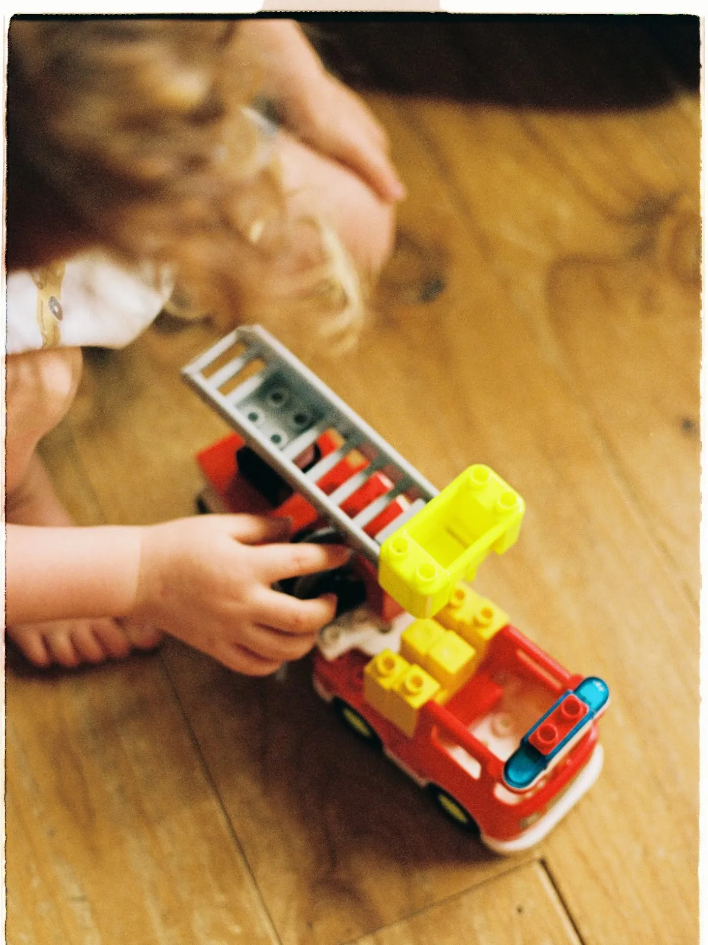 a moment for fire engine red on film. little hands, deep in play. from a beautiful slow home session ❤️

#35mmfilm #analogphotography #familiesonfilm