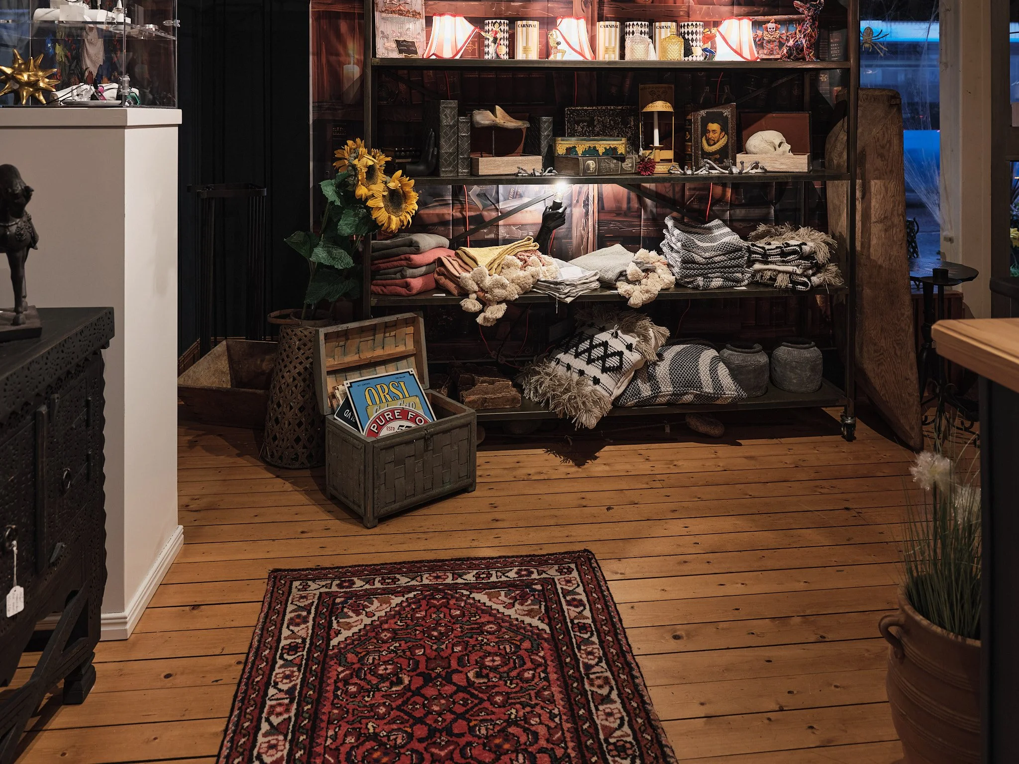 Vintageinspirerad inredningsmiljö med textilier och detaljer