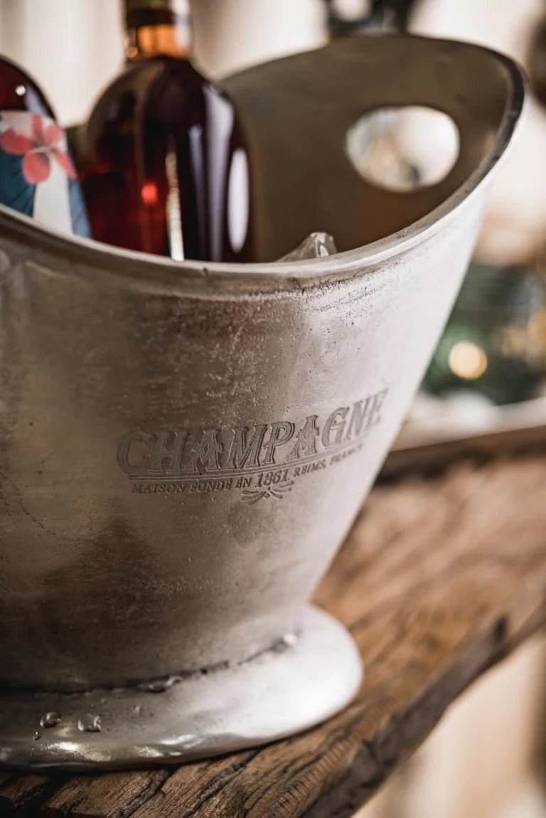närbild champagnekylare aluminium med gravyr och rå yta