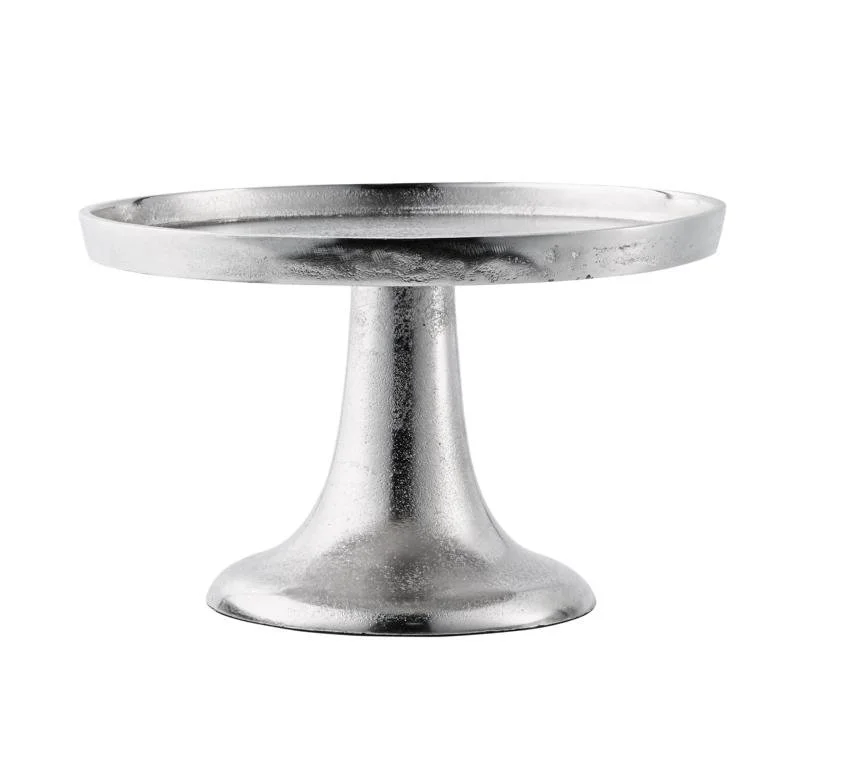Silverfärgat dekorationsfat på fot i aluminium, 26,5 cm i diameter, mot vit bakgrund.