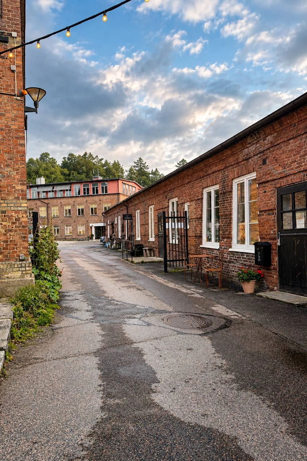 Fabriksstråket i Jonsereds Fabriker med äldre tegelbyggnader och verksamheter längs stråket.