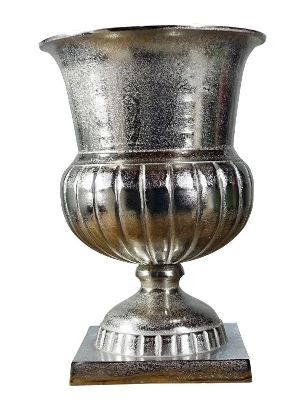 Vas i aluminium, 35 cm hög, med vid öppning och dekorativ fot mot vit bakgrund.
