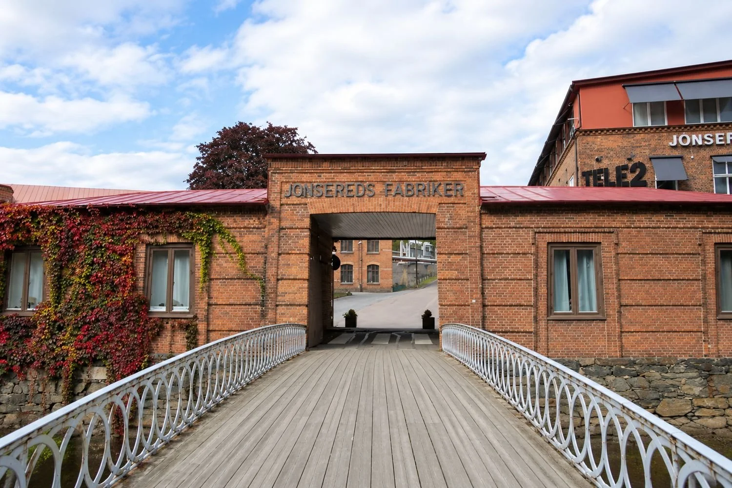 Jonsereds Fabriker med den gamla fabriksentrén och bron in till fabriksområdet.