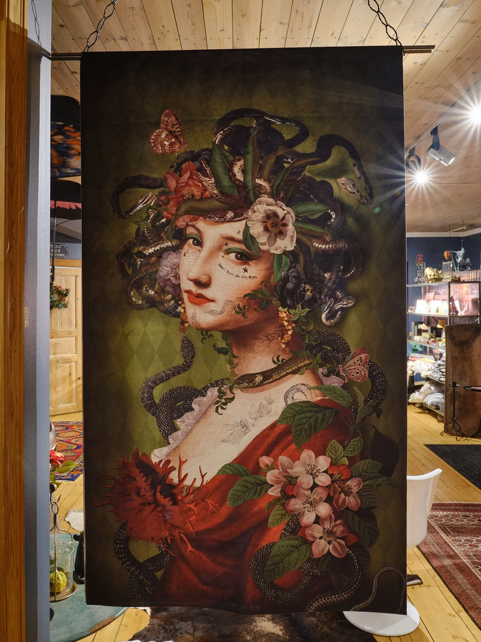 Konstverk med kvinnofigur i surrealistisk stil med ormar och blommor
