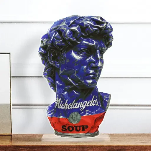 blå plexiglas skulptur med motiv av michelangelos david på bord