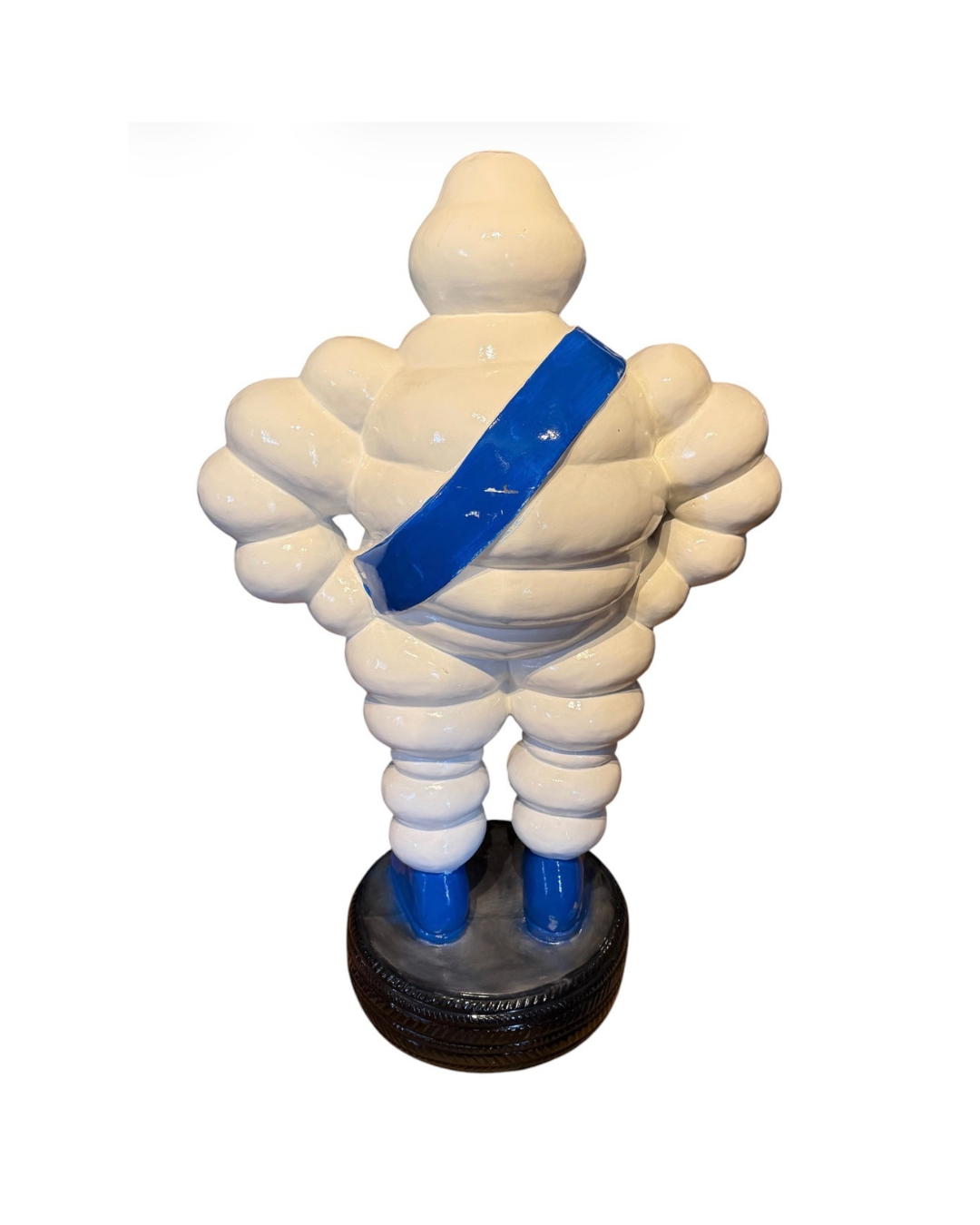Michelingubben från Michelin i klassisk design med blå skor och Michelin-band.