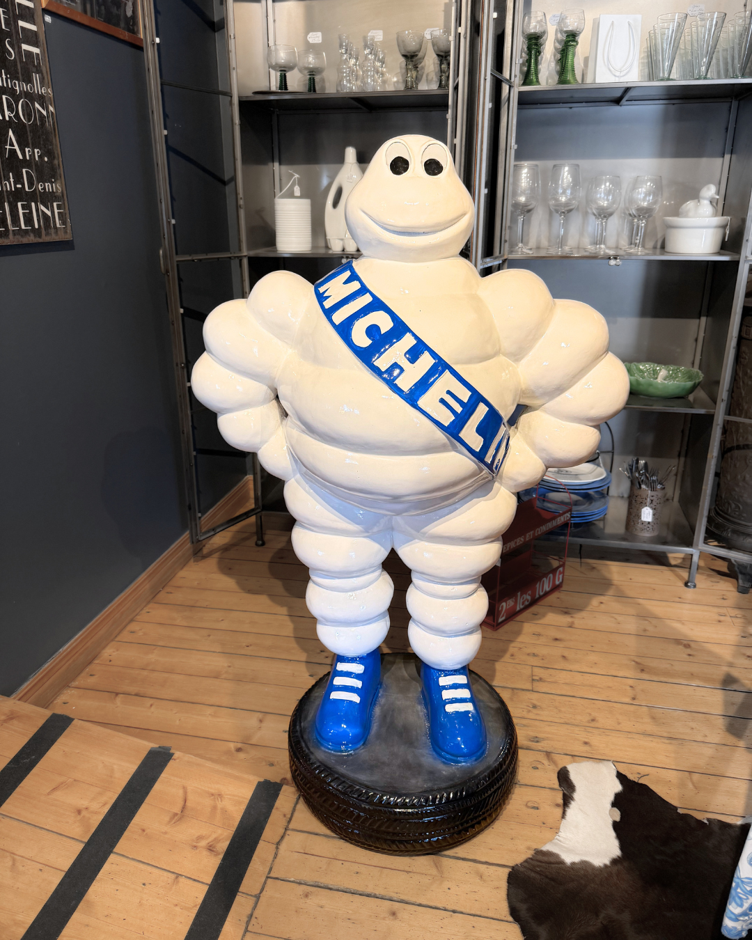 Stor Michelingubben figur utställd i Waltings butik bland vintage- och inredningsföremål.