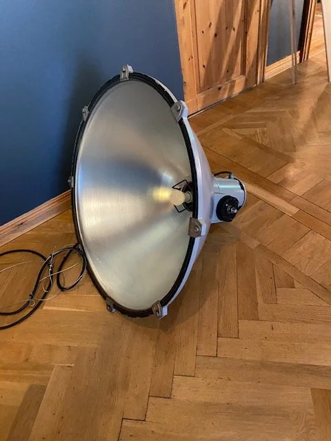 Vintage industrilampa i metall med stor reflektor, cirka 80 cm i diameter. Handplockat pre-loved objekt hos Walting Design.