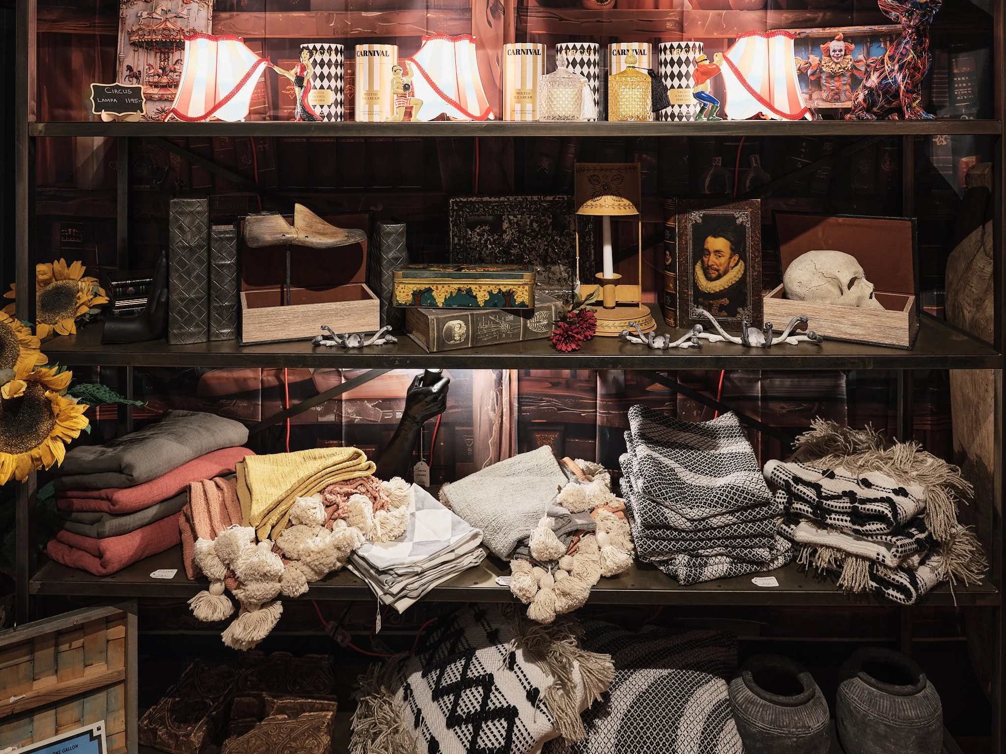 Kuraterad butikshylla med vintage och dekorativa objekt