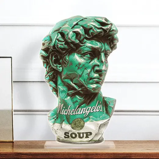 grön plexiglas skulptur med motiv av michelangelos david på bord