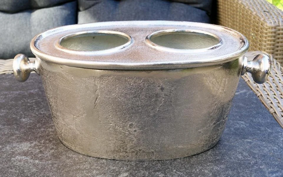 detalj oval flaskkylare aluminium med två öppningar och rå yta