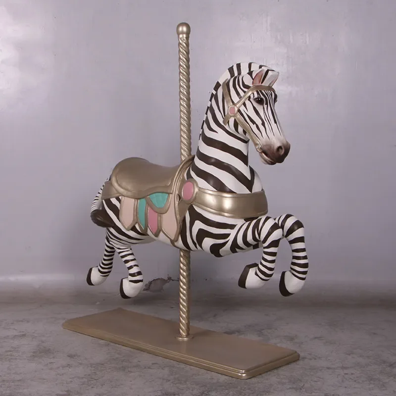 Stort handmålat karusellzebra med detaljer i guld, rosa och turkos