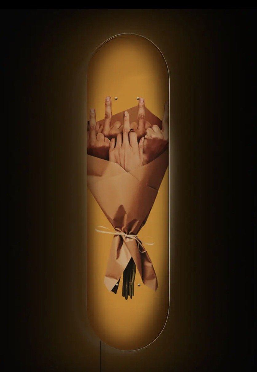 plexiglas skateboard lampa med blommotiv och led belysning i mörk miljö