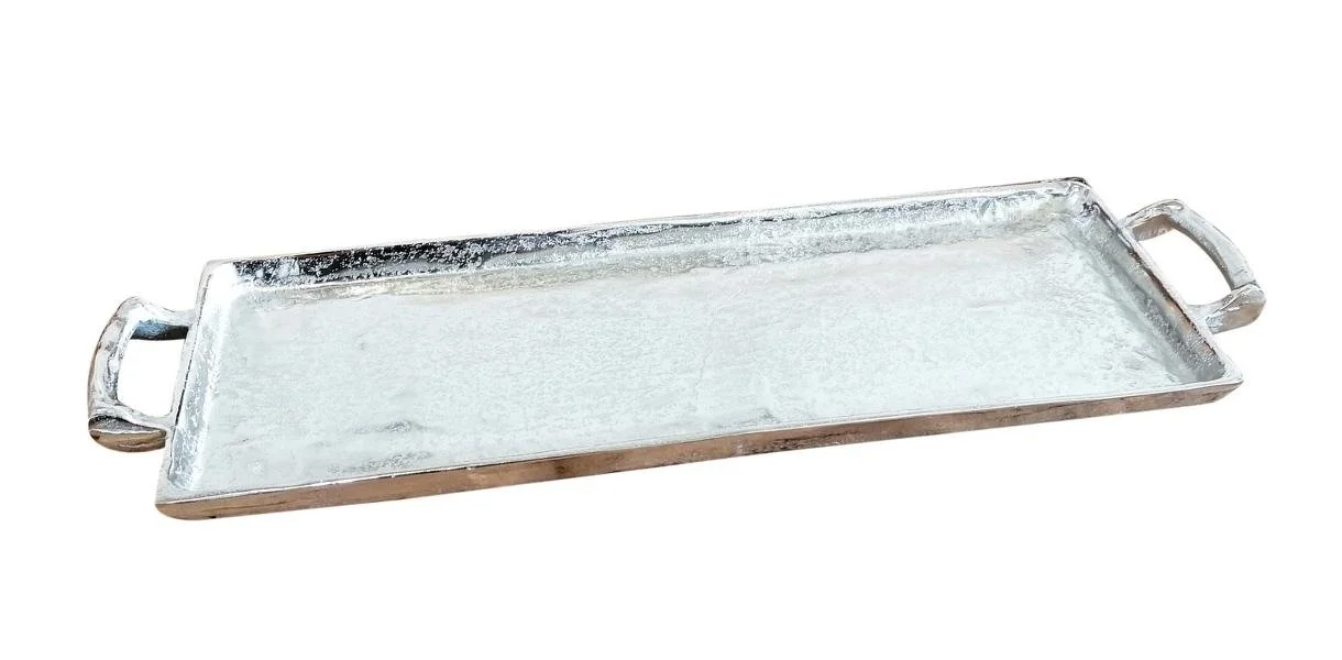 Silverfärgad rektangulär bricka i aluminium med två handtag, storlek Medium, 65 × 20 × 6 cm.