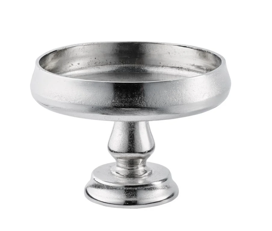 rund skål på fot i silverfinish med tydlig hantverksyta