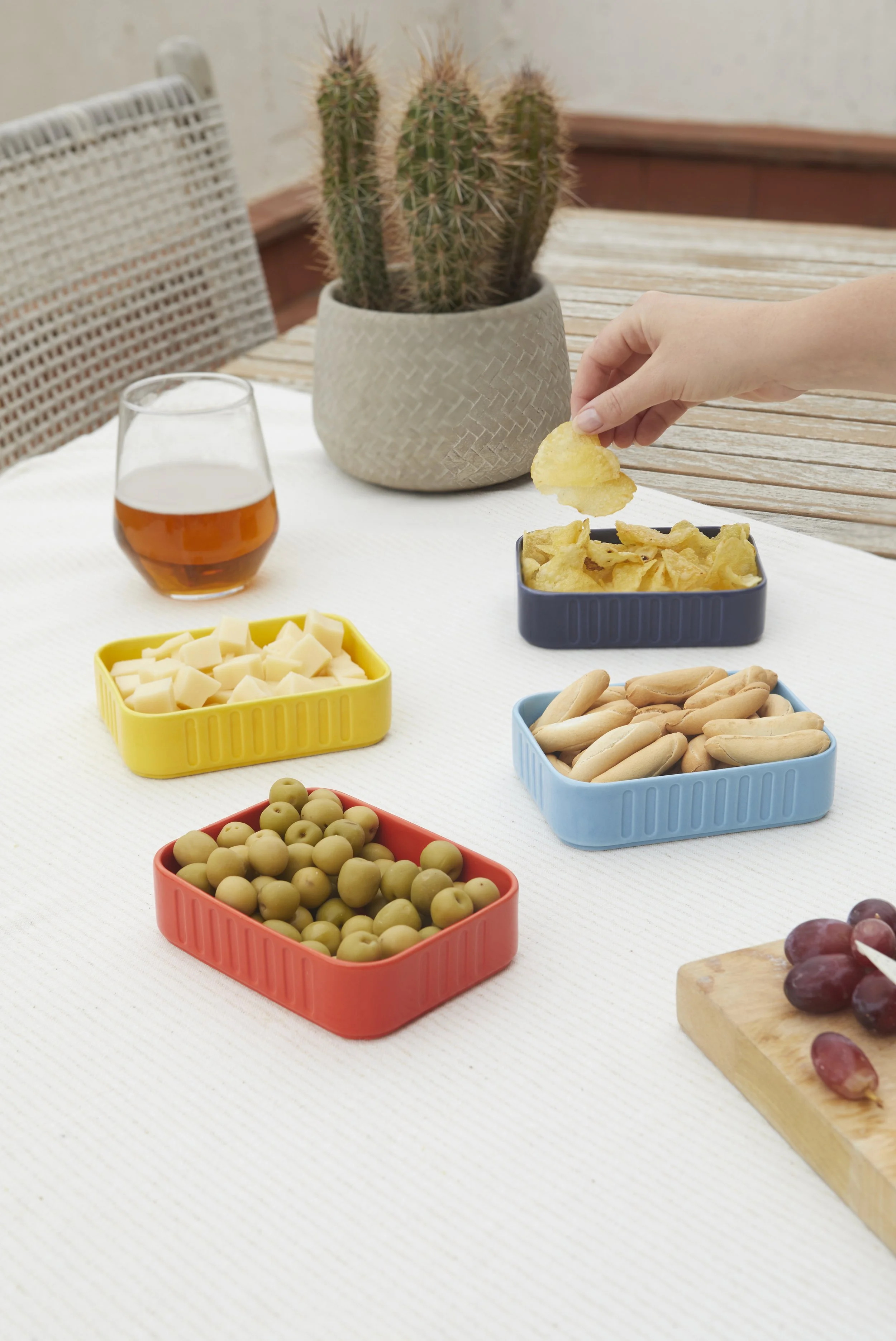 Tilltuggsskålar i keramik från Balvi fyllda med snacks och tillbehör