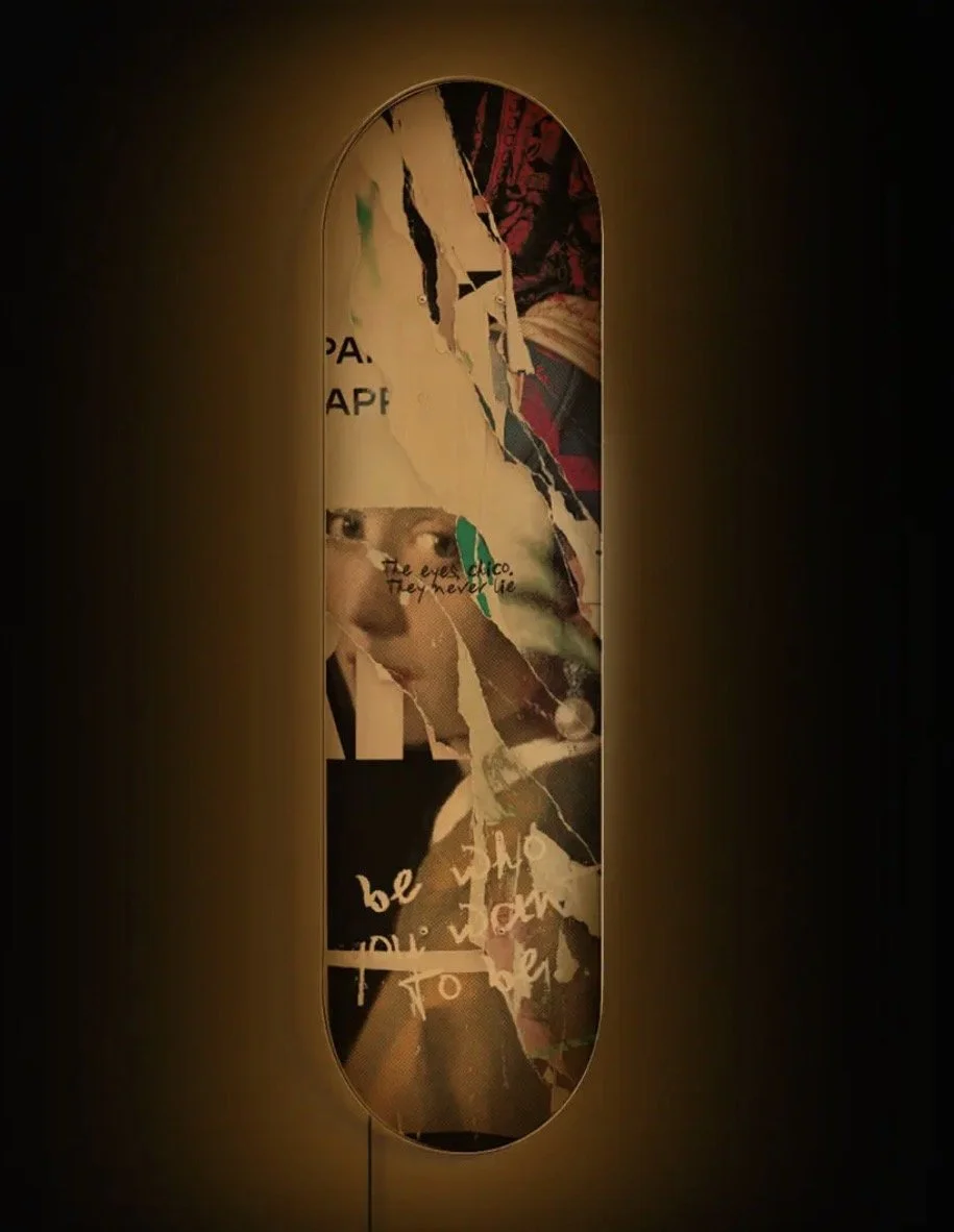 plexiglas skateboard lampa med collage motiv och led belysning i mörk miljö