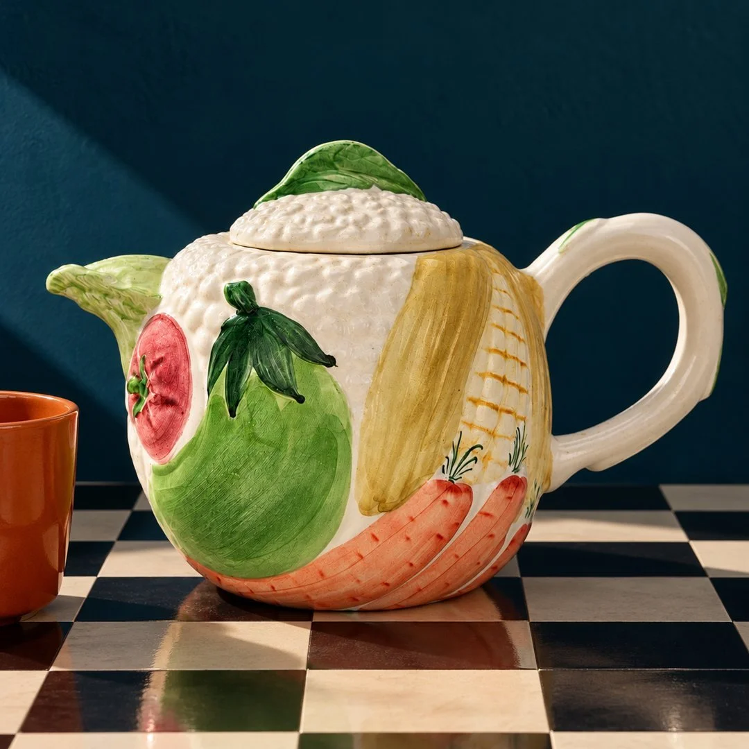 Dekorativ tekanna med fruktmotiv i grönt, rosa och orange. Lekfull design och annorlunda inredning hos Walting i Jonsered.