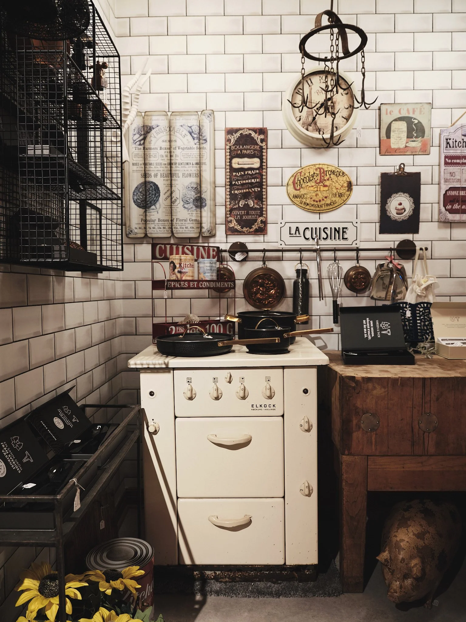 Rustik köksmiljö med arbetsbänk och vintage detaljer