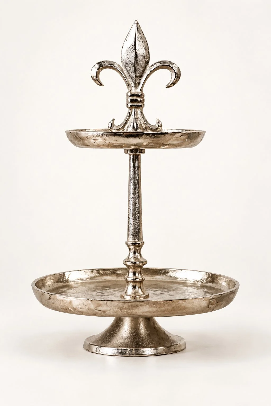 Tvåvåningsfat med fransk lilja i silverfärgad aluminium, 50 cm högt, mot ljus bakgrund.