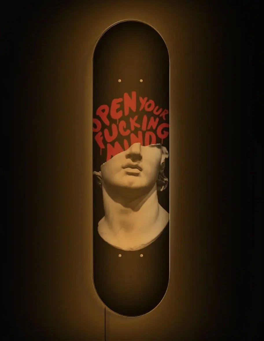 plexiglas skateboard lampa med abstrakt motiv och led belysning i mörk miljö