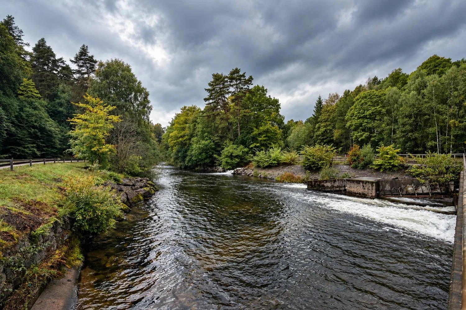Säveån i Jonsered med strömmande vatten och grönskande natur längs ån.